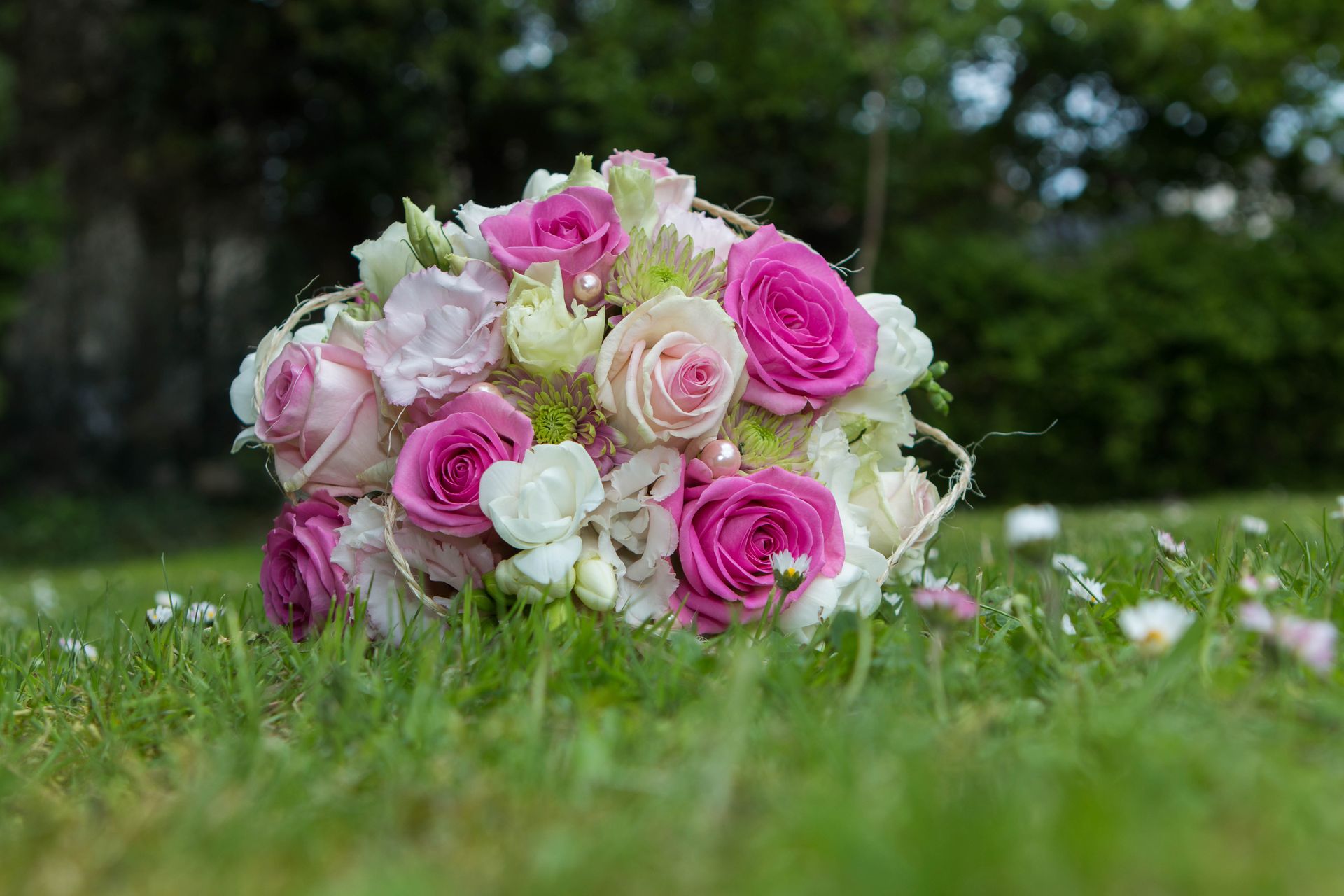 Bouquet posé dans l'herbe - Esther Raguenet Photographie Mariage