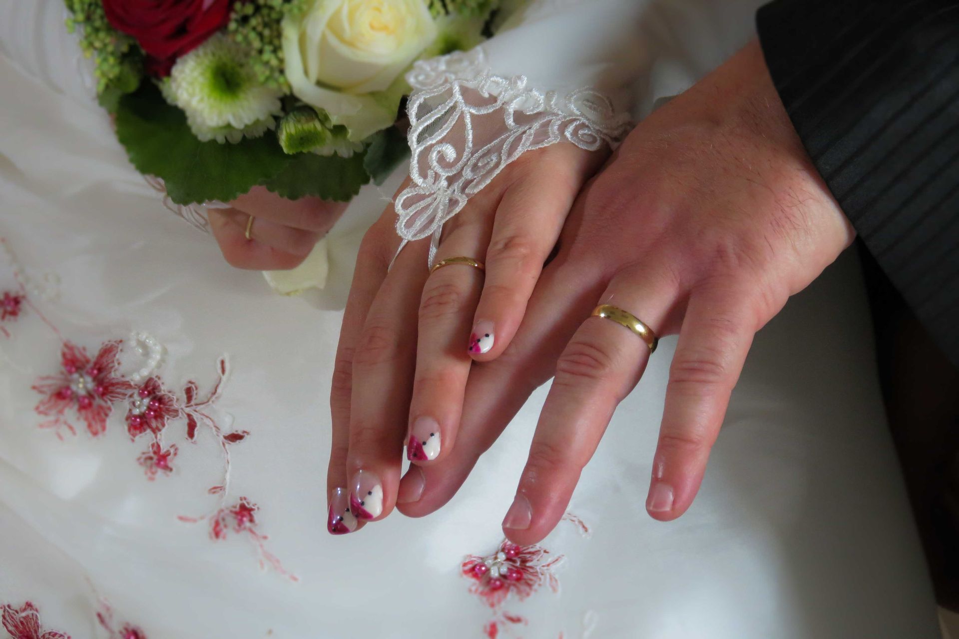 Mains des Mariés avec aliances - Esther Raguenet Photographie Mariage