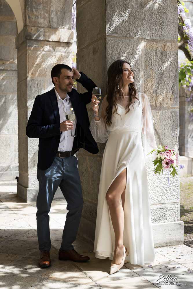 Couple de Mariés avec flutes de champagne - Esther Raguenet Photographie Mariage