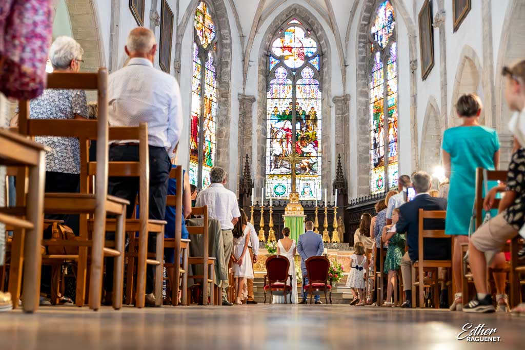 Mariage à l'église vu depuis l'allée centrale au raz du sol - Esther Raguenet Photographie Mariage